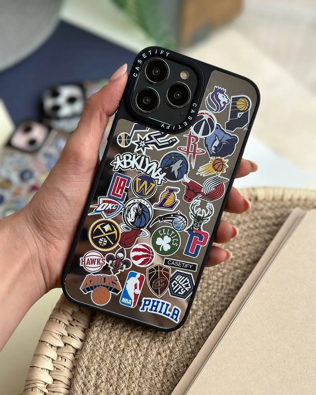 قاب آیفون آینه‌ای طرح NBA Casetify، رنگ مشکی و رنگارنگ، جنس پلاستیک، طرح استیکری