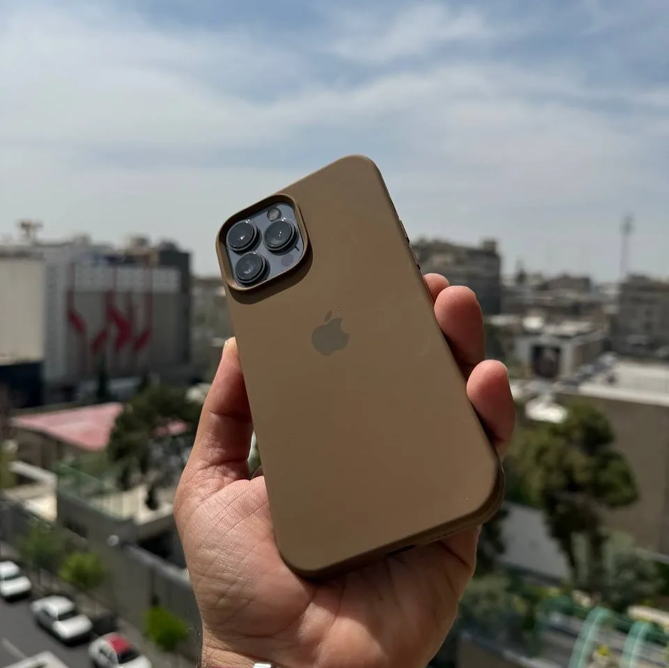قاب سیلیکونی قهوه‌ای و کرمی — عکس ۹