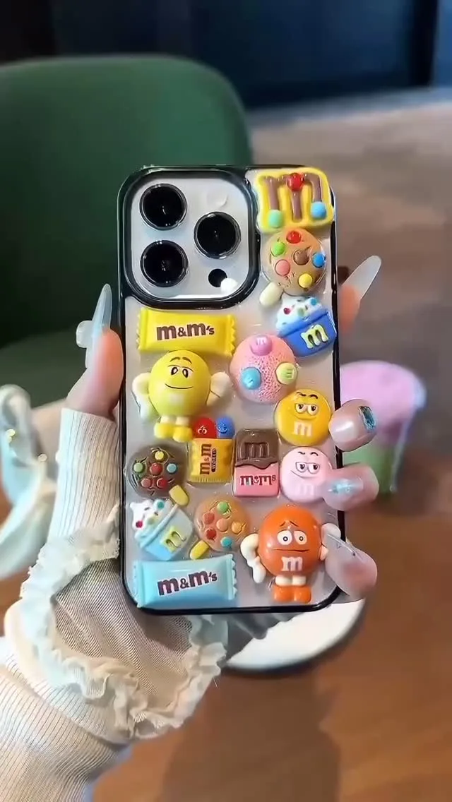 قاب برجسته طرح m&m، رنگ شفاف، زرد، قرمز، آبی و نارنجی، جنس پلاستیک، طرح شخصیت کارتونی، سه بعدی، طرح شکلاتی