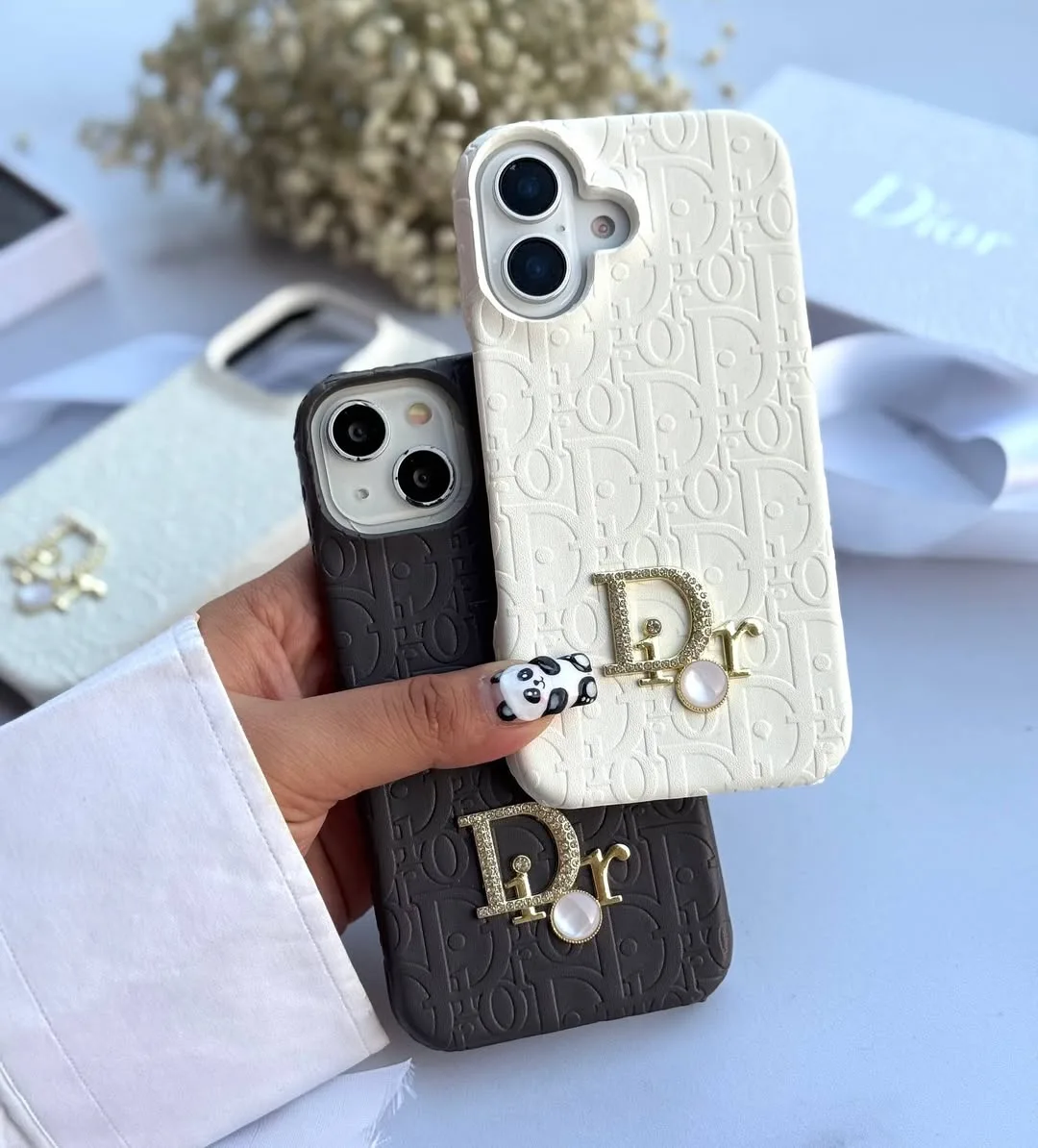 قاب چرمی سفید و طوسی، رنگ مشکی و طلایی، مستطیلی، برجسته، دارای لوگوی Dior