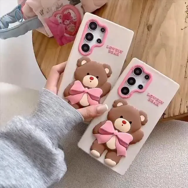 قاب خرس پاپیون صورتی، رنگ سفید و قهوه‌ای، جنس سیلیکون، طرح شخصیت کارتونی، برجسته، طرح خرس