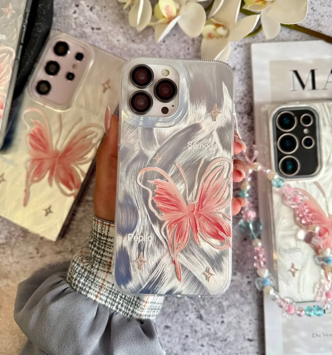 قاب پروانه رز با آویز، رنگ خاکستری، سفید و صورتی، جنس پلاستیک، طرح پروانه برجسته