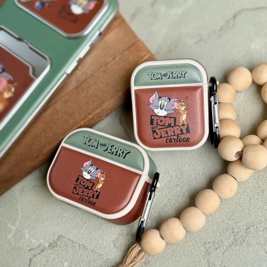 قاب چرمی تام و جری با بند مچی و کاور ایرپاد — عکس ۳