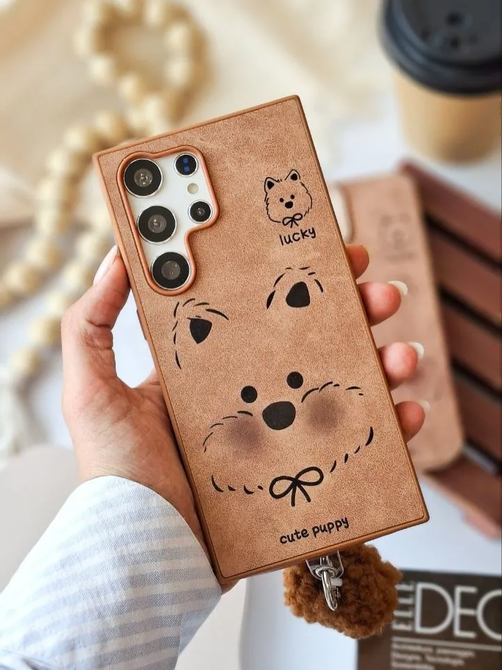 قاب سگ قهوه‌ای با آویز پام‌پام — عکس ۳