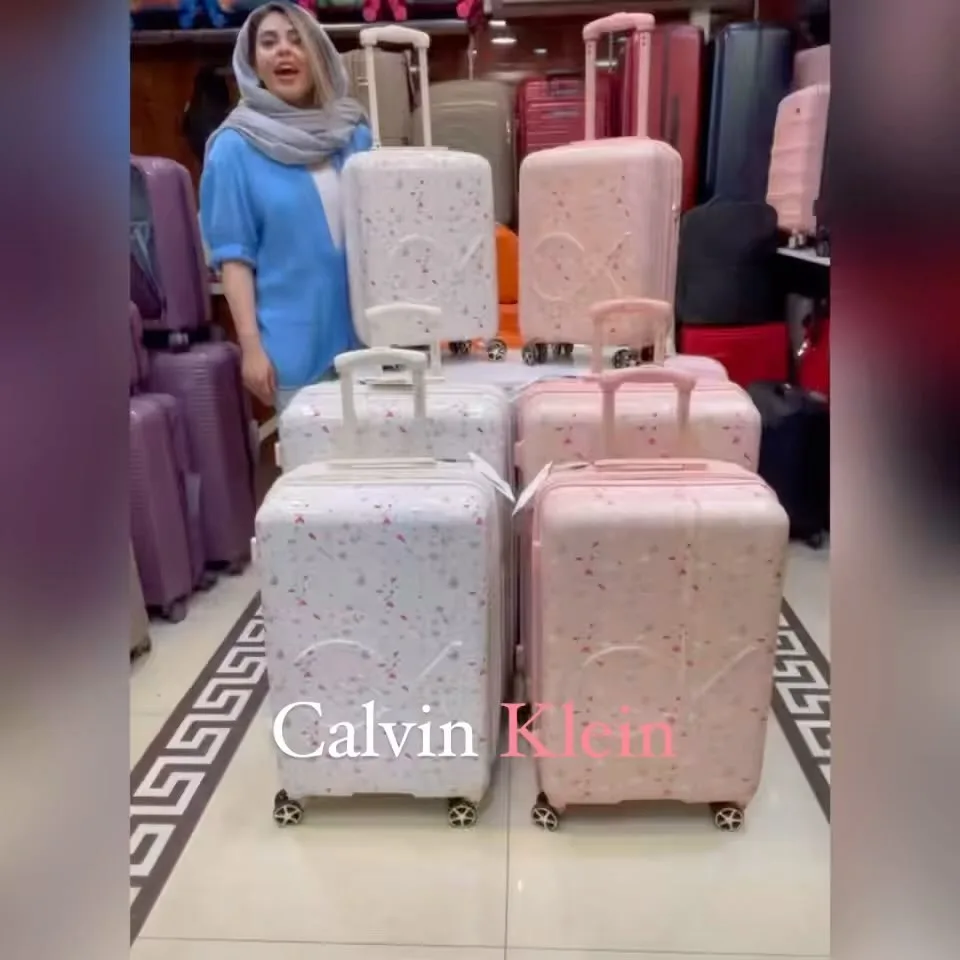 چمدان چهارچرخ دوبل، رنگ سفید و صورتی، جنس پلاستیک، سخت، چرخ‌دار، در سایزهای مختلف