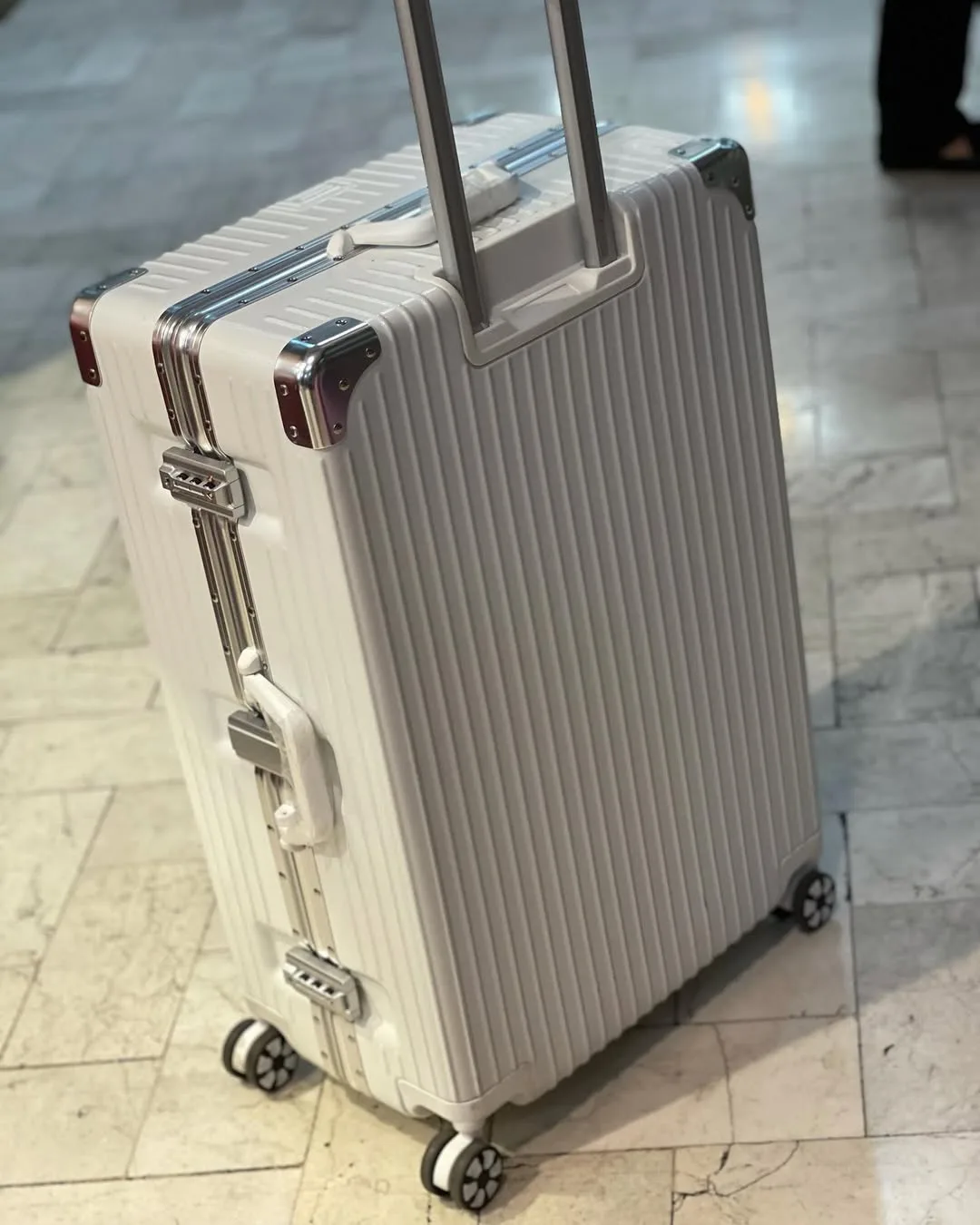 چمدان کلاسیک سبک نشکن — عکس ۳