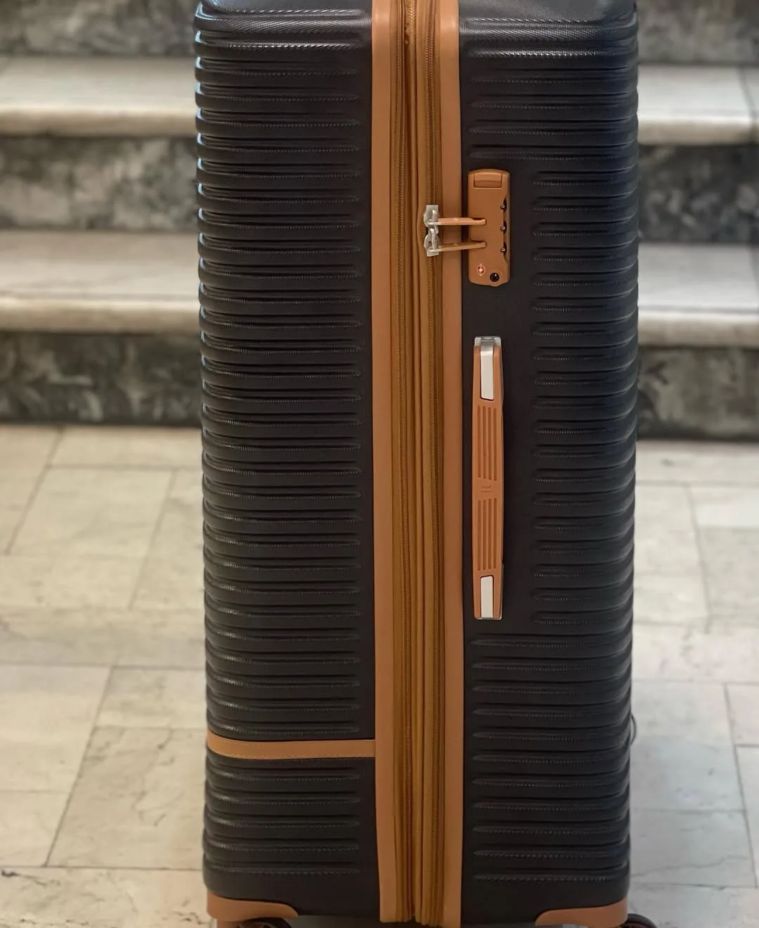 چمدان سایز بزرگ — عکس ۴