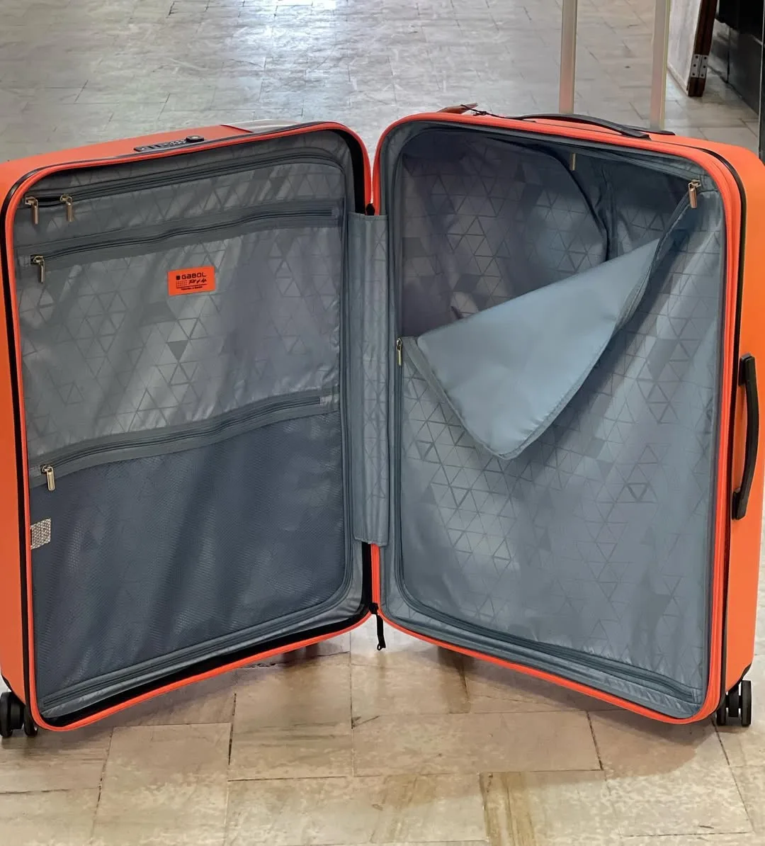چمدان کوچک ۵۰ بدون چرخ — عکس ۴