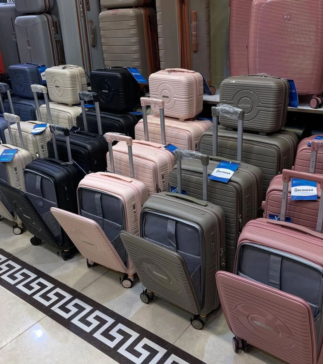 چمدان و کیف — عکس ۸