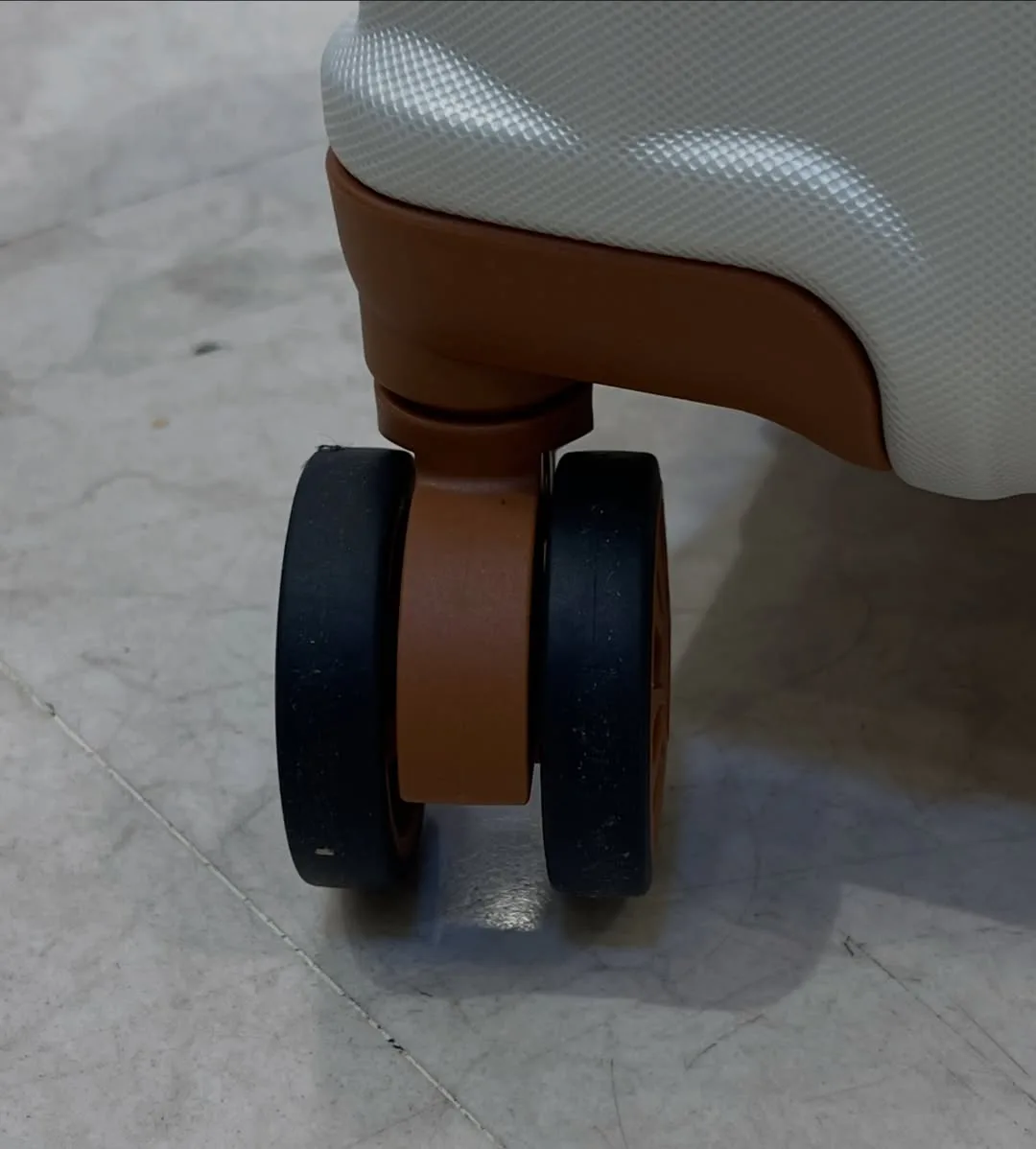 چمدان پورت USB — عکس ۵