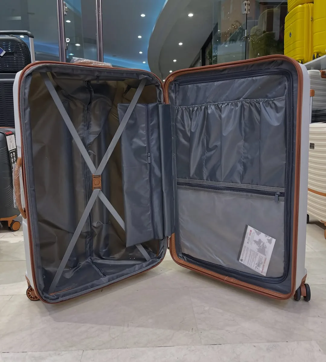 چمدان پورت USB — عکس ۶