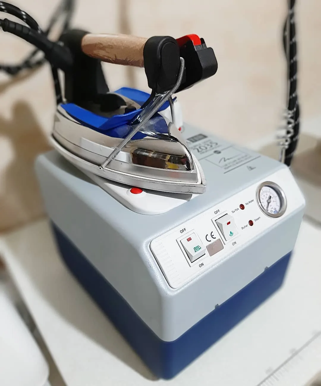 اتو بخار سیلتر ترک، رنگ آبی، سفید و چوب، جنس فلز و چوب، اتو بخار مخزن‌دار صنعتی
