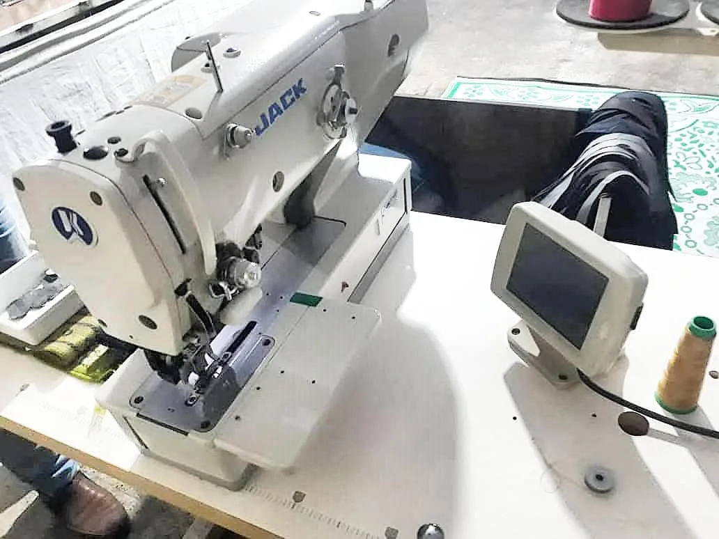 چرخ خیاطی کامپیوتری جک، رنگ کرم و مشکی، جنس فلز، چرخ خیاطی صنعتی راسته دوز