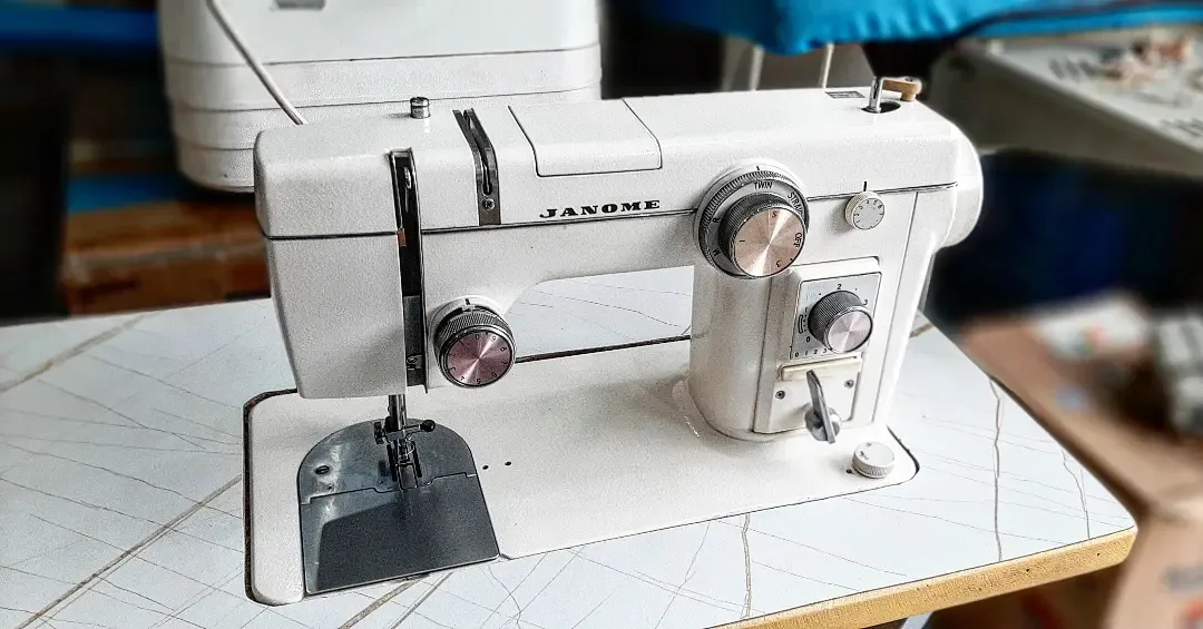 چرخ خیاطی ۸۰۲ استوک Janome، رنگ سفید، جنس فلز و پلاستیک، خانگی