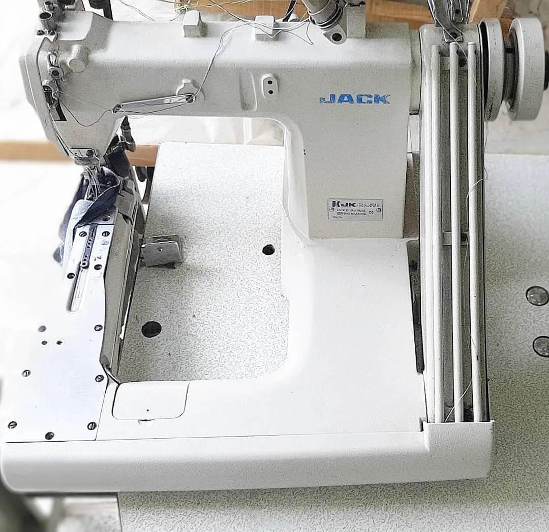 چرخ سه سوزن کابویی پیراهنی جک، رنگ سفید و نقره‌ای، جنس فلز و پلاستیک، صنعتی بازو بسته