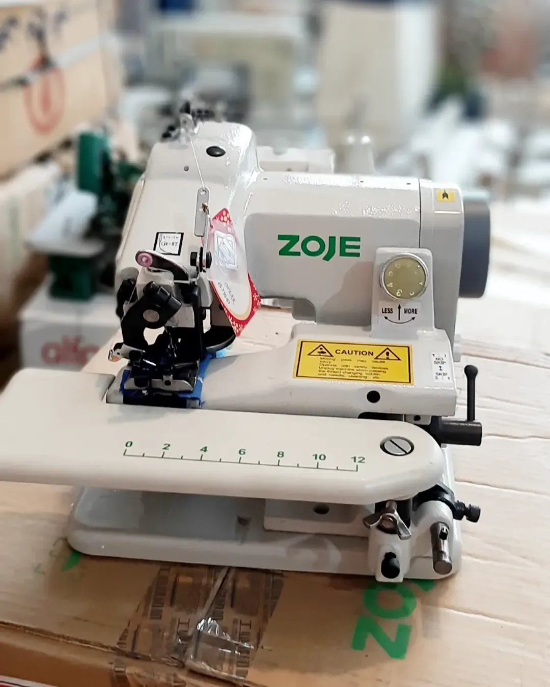 چرخ پس‌دوز Zoje، رنگ سفید، جنس فلز و پلاستیک، صنعتی، اورلاک