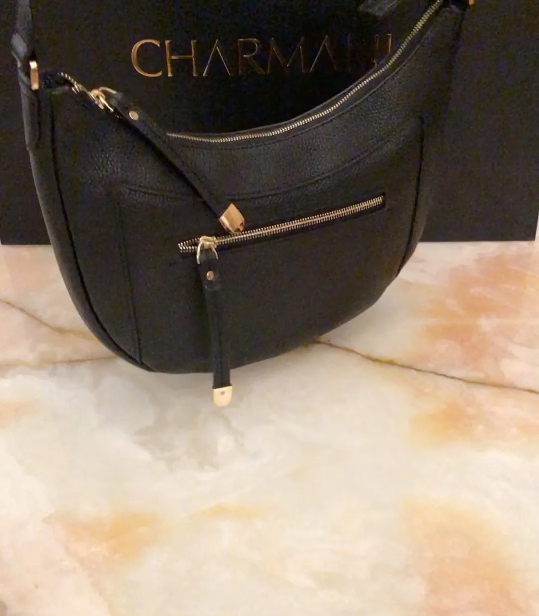 کیف دوشی چرم طبیعی چرمانی، رنگ مشکی، هلالی، سگک‌دار