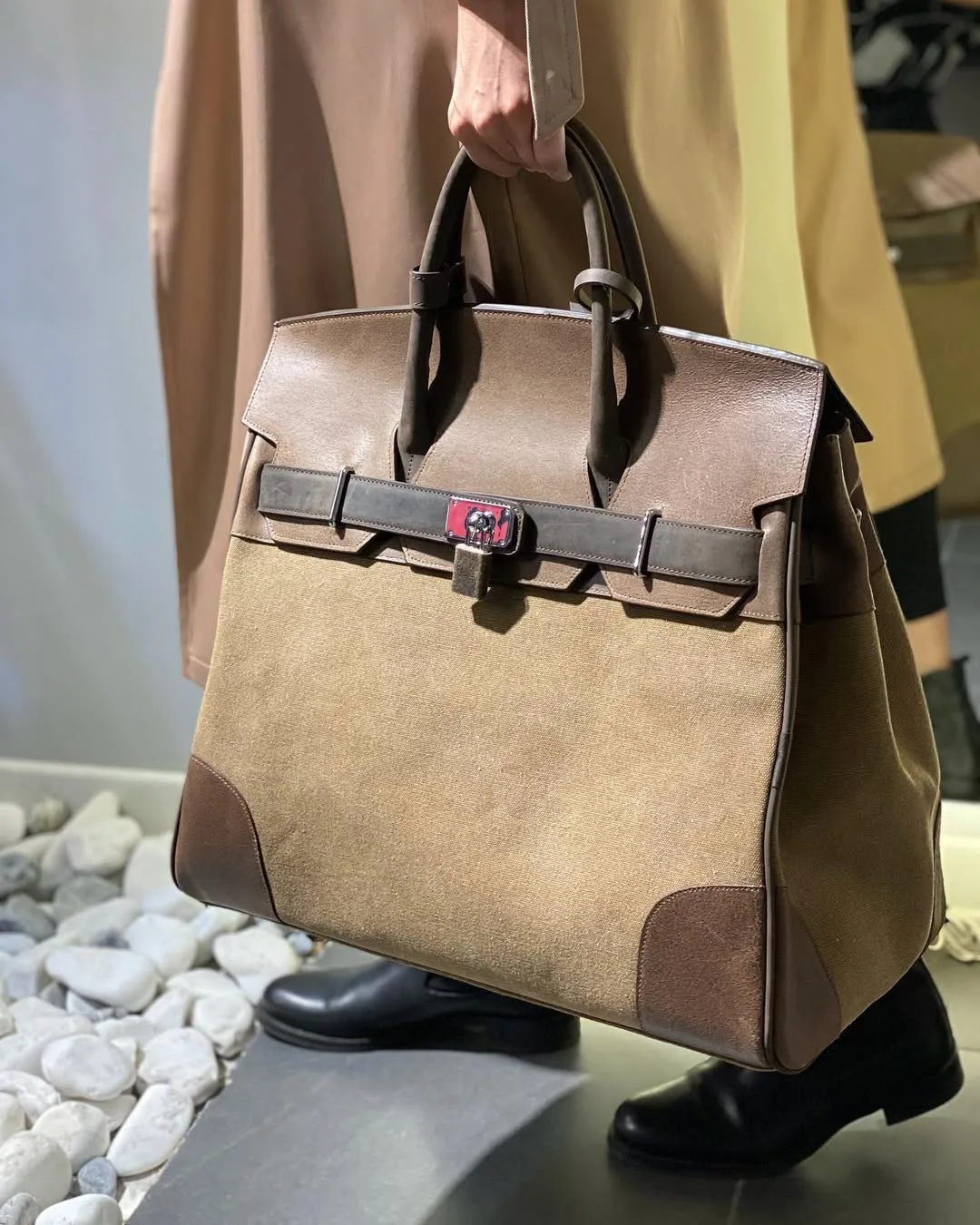 کیف دستی چرم استایل ۱۳۱۱، رنگ قهوه‌ای و کرم، جنس جیر، مدل هرمس