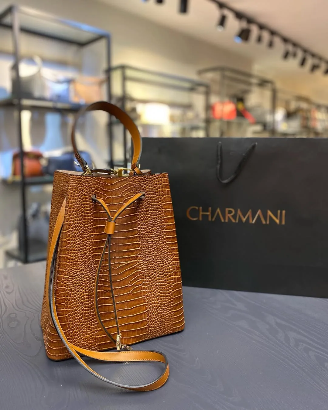 کیف چرم، رنگ قهوه‌ای، طرح پلنگی، دوشی، دسته‌ای