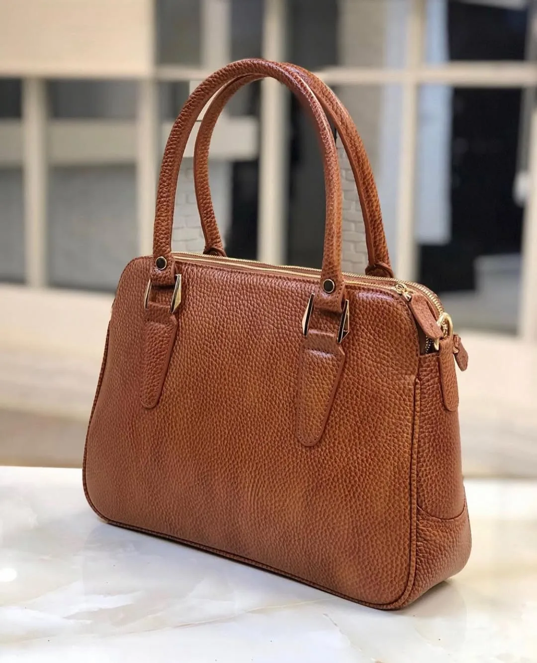 کیف دستی استایل لیا، رنگ قهوه‌ای، جنس چرم، دو دسته