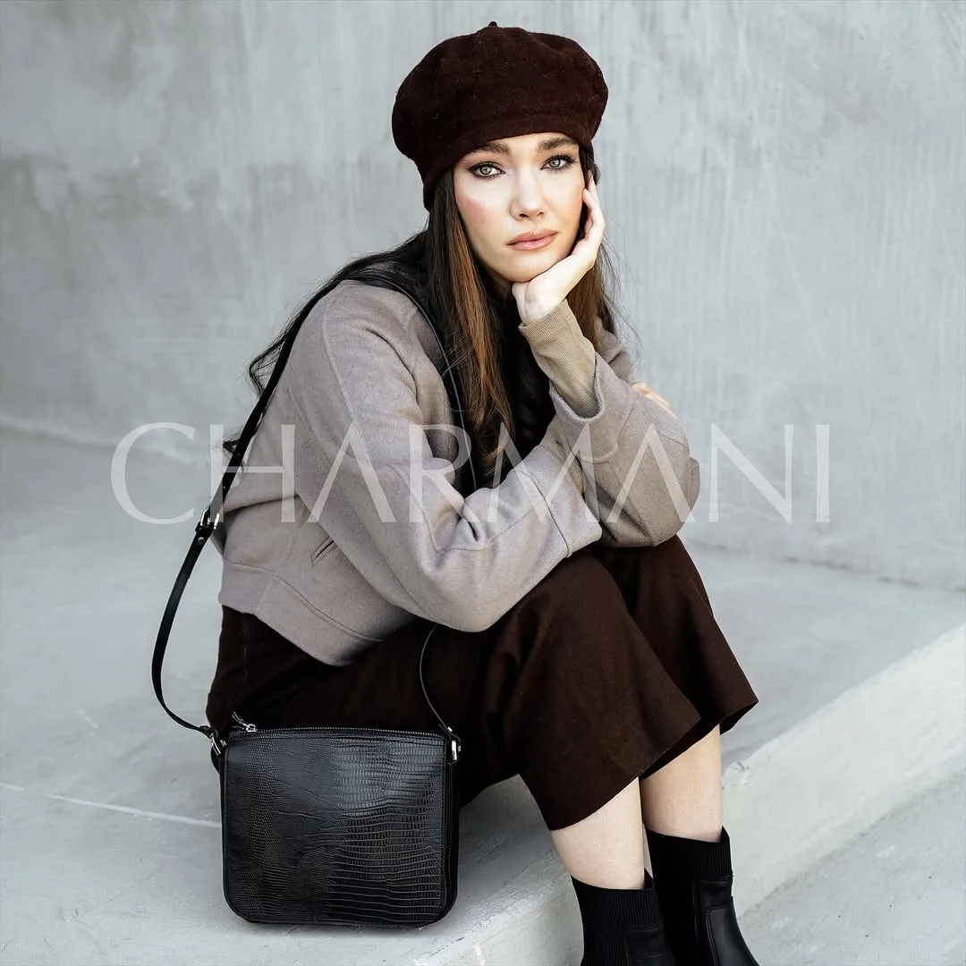کیف دوشی استایل ۱۳۷۶ چرمانی، رنگ مشکی، قهوه‌ای تیره و کرم، طرح طرح کروکودیلی، دوشی و دستی، مستطیلی