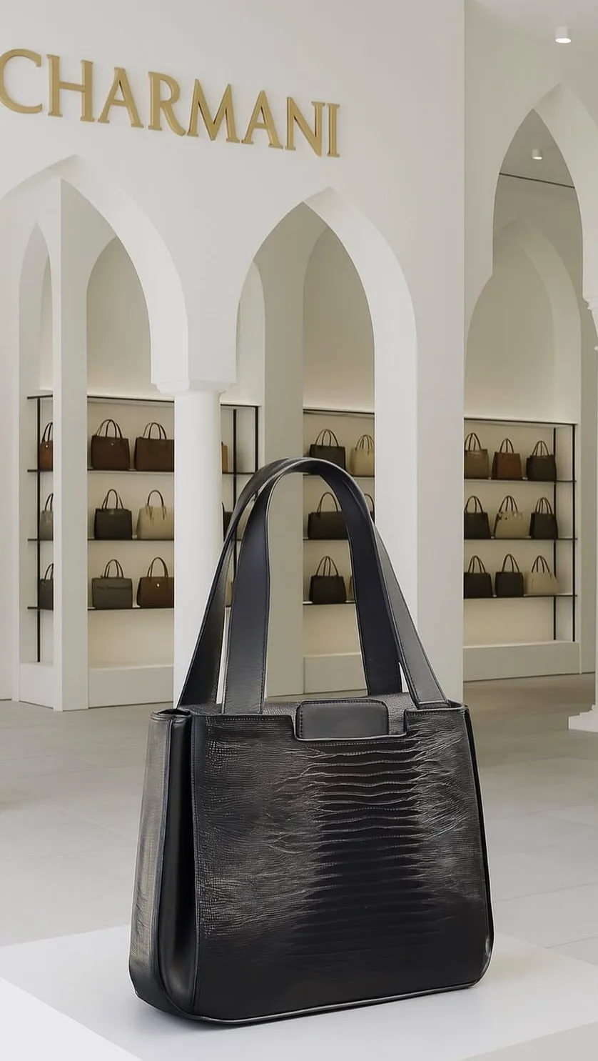 کیف دستی چرم زنانه چرمانی، رنگ مشکی، طرح طرح حیوانی، ذوزنقهای دستهدار