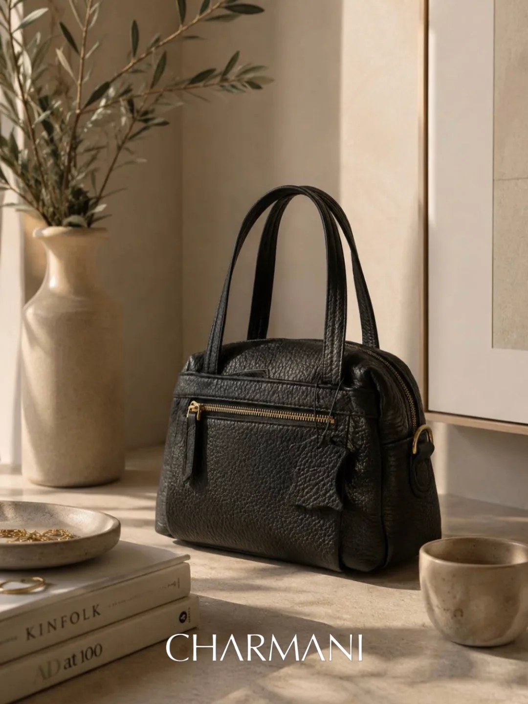 کیف چرمی، رنگ مشکی و طلایی، دستی