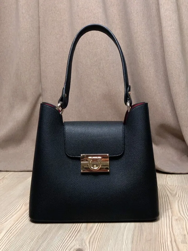 کیف چرمی Charmani، رنگ مشکی، دستی، چهارگوش