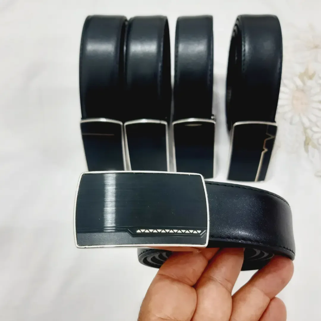 کمربند مجلسی مردانه دوآستر، رنگ مشکی و نقره‌ای، جنس چرم و فلز، سگک مستطیلی
