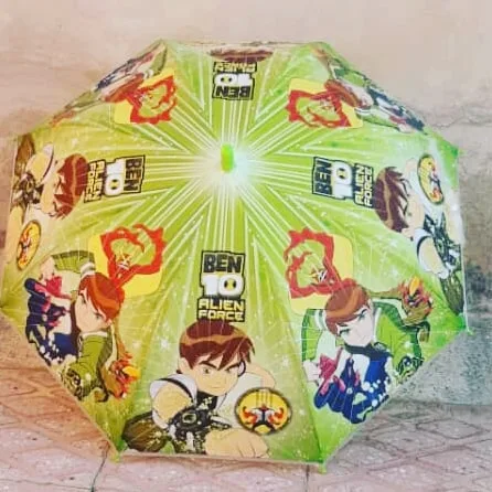 چتر پسرانه هشت فنر تاپ، رنگ سبز و زرد، جنس پلاستیک، طرح شخصیت کارتونی، چتر دستی اتوماتیک