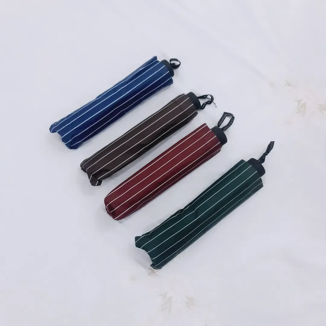 چتر تاشو دونفره طوفان، رنگ سرمه‌ای، قهوه‌ای، قرمز و سبز، جنس پارچه، طرح راه‌راه، چتر تاشو جیبی