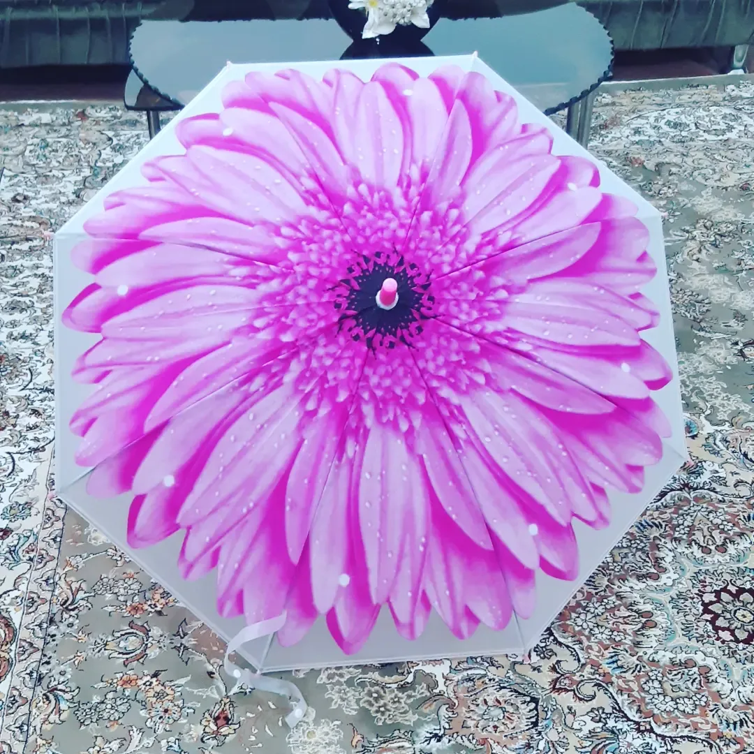 چتر دخترانه طرح گل سه‌بعدی هشت فنر، رنگ صورتی و سفید، جنس پارچه، طرح گلدار، تاشو و دسته‌دار