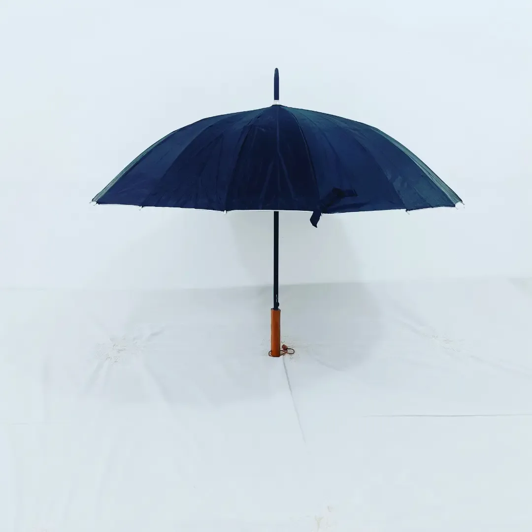 چتر ۱۶ فنر دو آستر تانک، رنگ مشکی و قهوه‌ای، جنس پلاستیک و چوب، چتر دستی با دسته خمیده