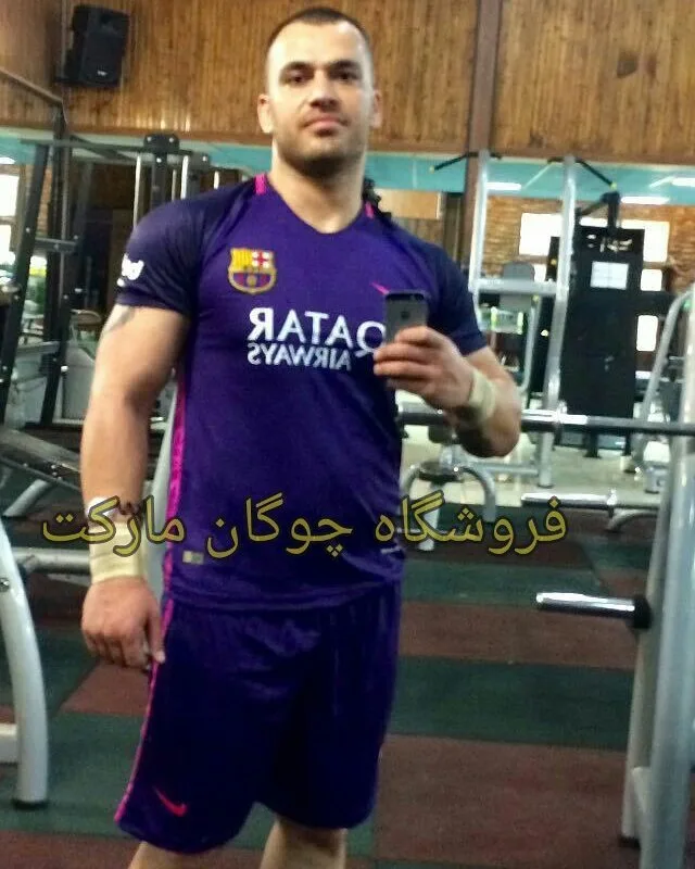 لباس فوتبال بارسلونا، رنگ بنفش و صورتی، آستین‌کوتاه، یقه گرد