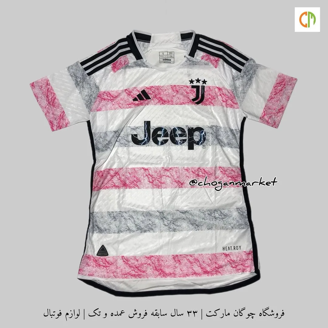لباس پلیری دوم یوونتوس ۲۰۲۳/۲۴، رنگ سفید، صورتی، خاکستری و مشکی، طرح راه‌راه، آستین کوتاه، یقه گرد