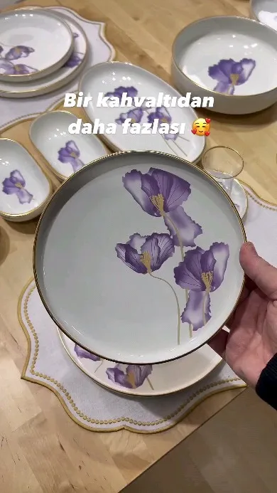 سرویس غذاخوری ۴۳ پارچه ترک، رنگ سفید، بنفش و طلایی، جنس سرامیک، طرح گلدار، گرد متوسط