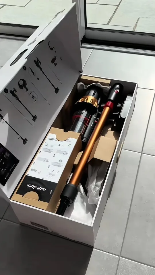 جاروشارژی با تیکش Dyson، رنگ قهوهای و مشکی، جنس مقوا و پلاستیک، بستهبندی جعبهای