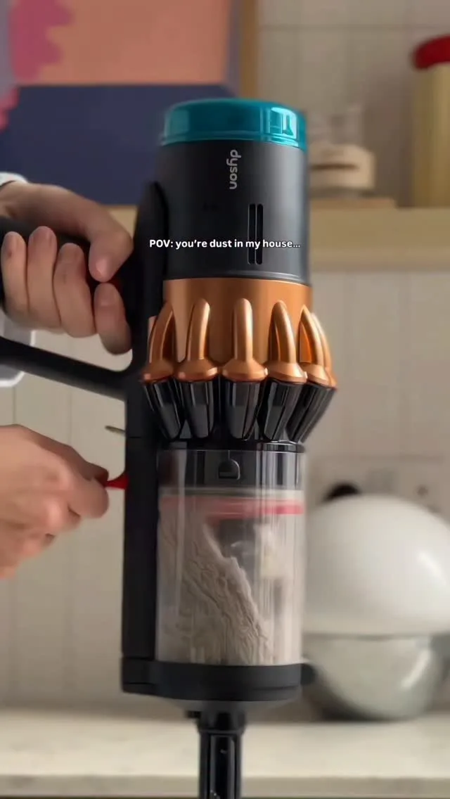 جاروشارژی با تی‌کش Dyson، رنگ مشکی، مسی و آبی، جنس پلاستیک و فلز، دستی ایستاده
