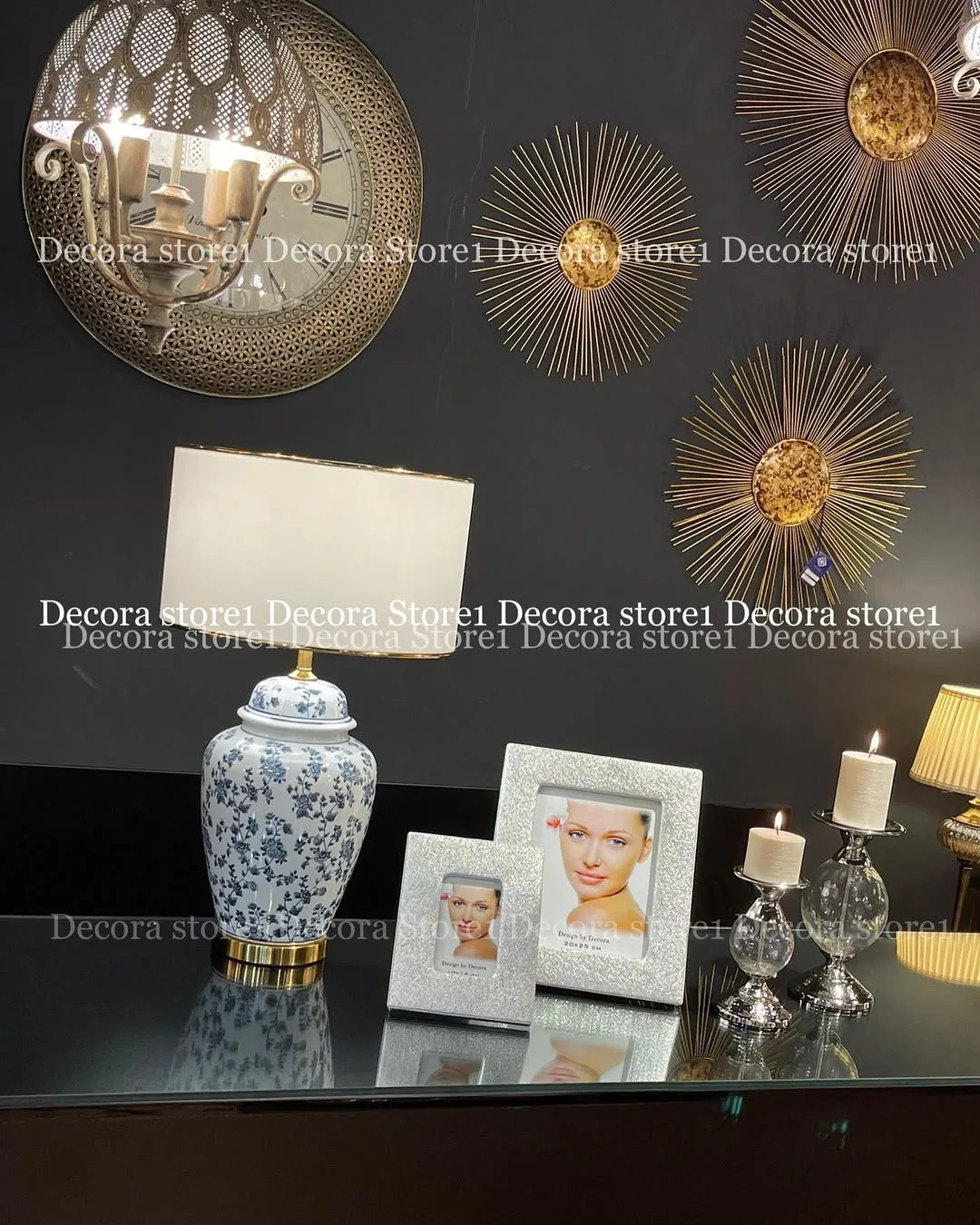 آباژور و قاب عکس، رنگ سفید، آبی و طلایی، جنس سرامیک و پارچه، طرح گلدار، رومیزی کلاسیک