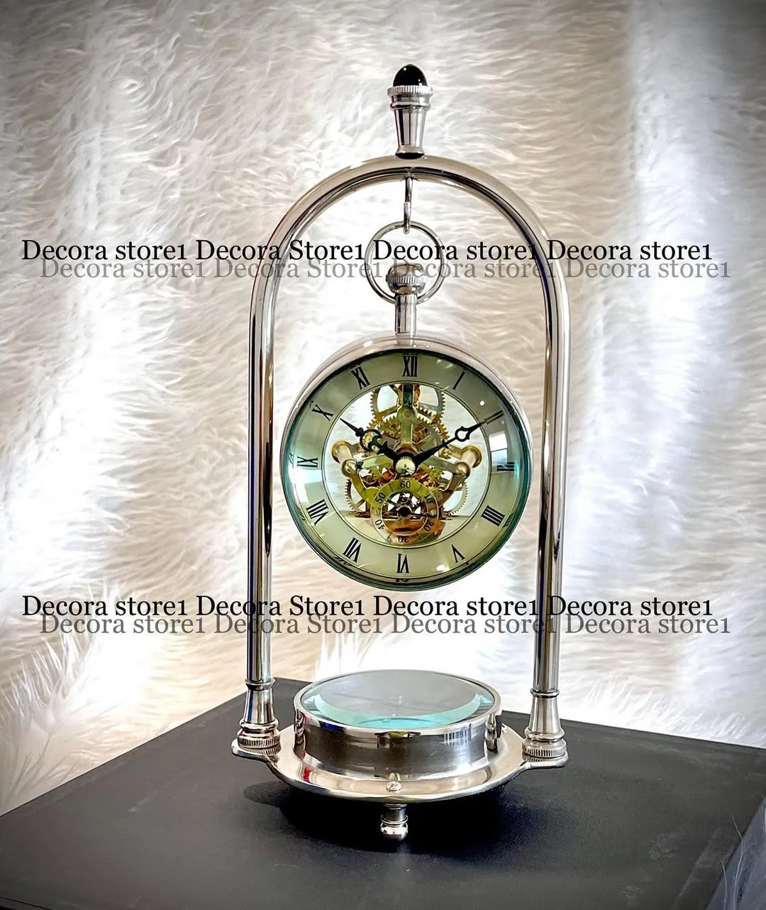 ساعت رومیزی برنجی، رنگ نقره‌ای و شفاف، جنس فلز و شیشه، ساعت رومیزی پایه‌دار گنبدی