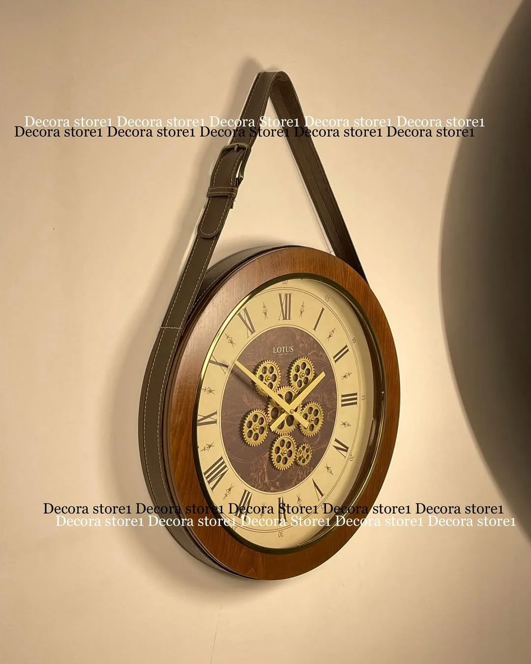 ساعت دیواری قطر ۵۰ سانت لوتوس، رنگ قهوه‌ای و کرم، جنس چوب و چرم، طرح رومن، گرد با بند آویز