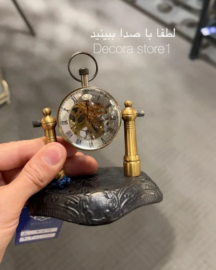 ساعت رومیزی برنجی وارداتی، رنگ طلایی و مشکی، جنس فلز و چوب، دایرهای با پایه