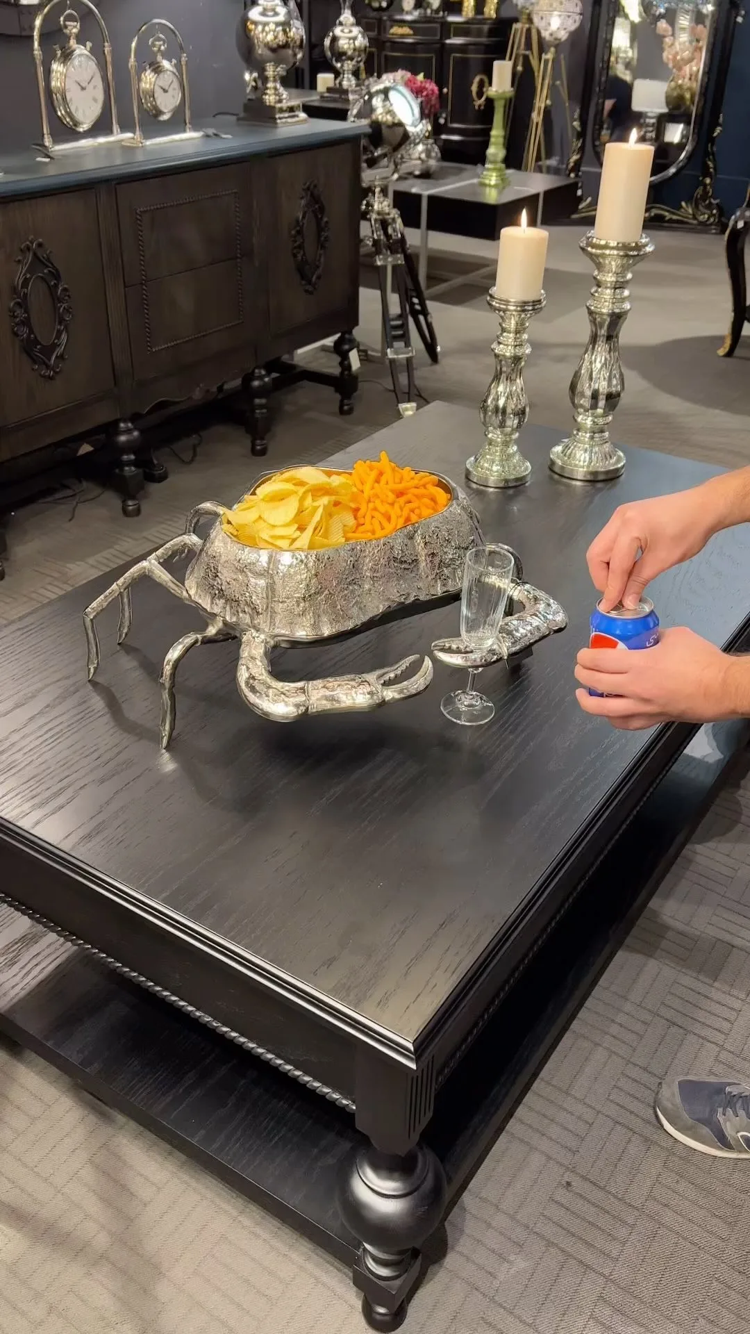 ظرف پذیرایی خرچنگ آلومینیومی بزرگ مبکو، رنگ نقره‌ای و زرد، جنس فلز، ظرف پذیرایی مدل خرچنگ