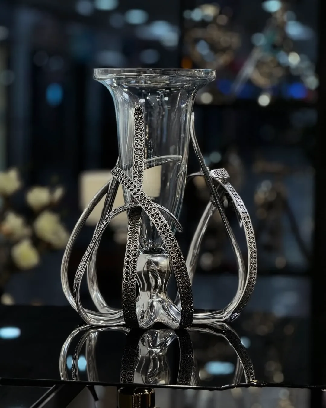 گلدان هشت پا بزرگ، رنگ نقره‌ای و شفاف، جنس شیشه و فلز، رومیزی پایه‌دار