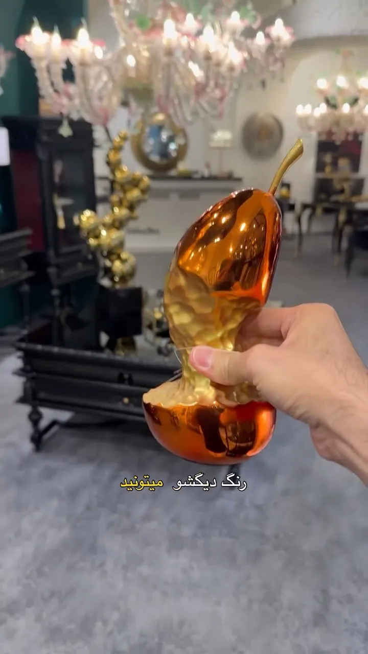 مجسمه دکوری گلابی، رنگ طلایی، جنس سرامیک، سیب گاززده