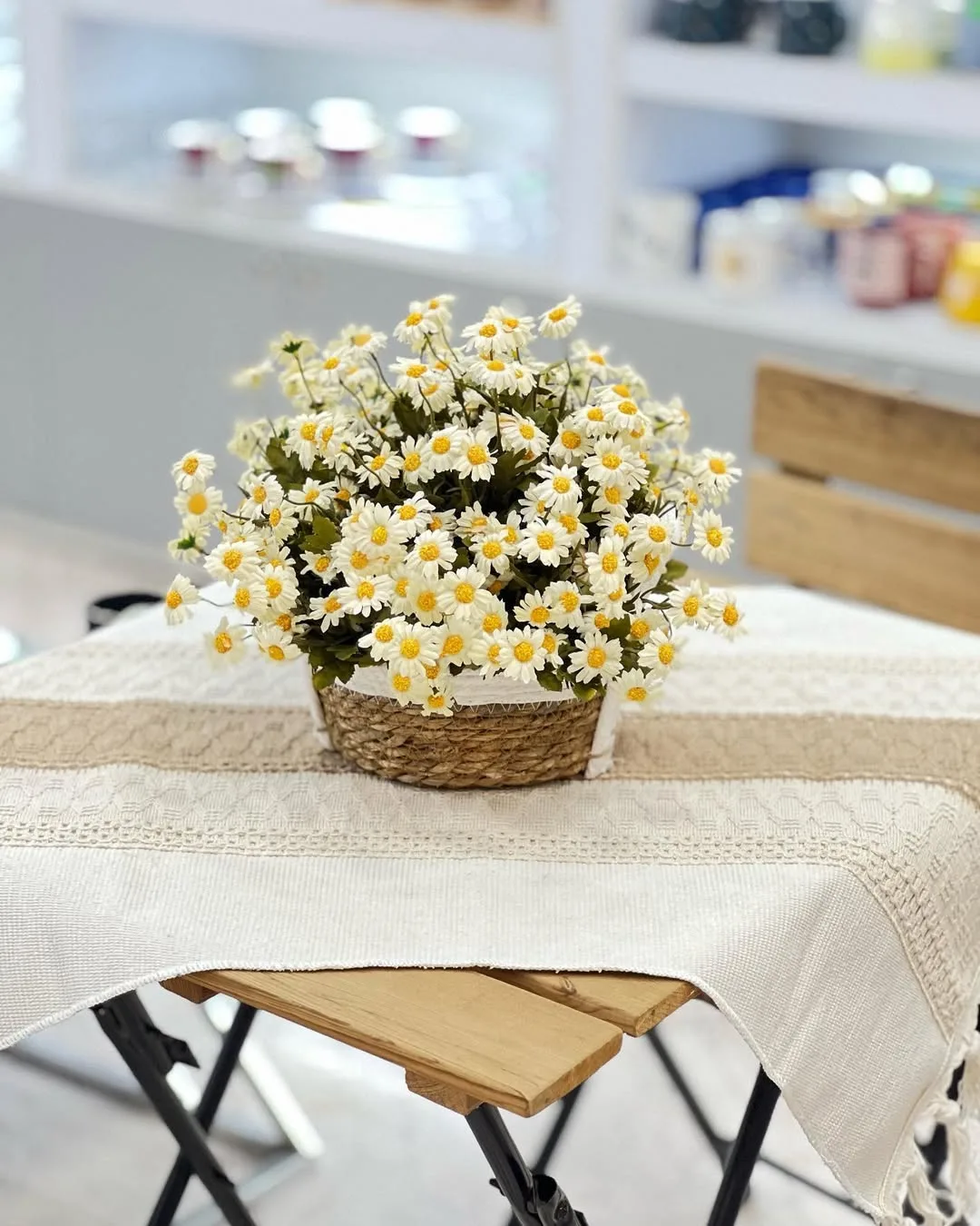 گل بابونه مصنوعی با سبد حصیری، رنگ سفید، زرد و قهوه‌ای، جنس پارچه، طرح گلدار، سبد گل مینیاتوری
