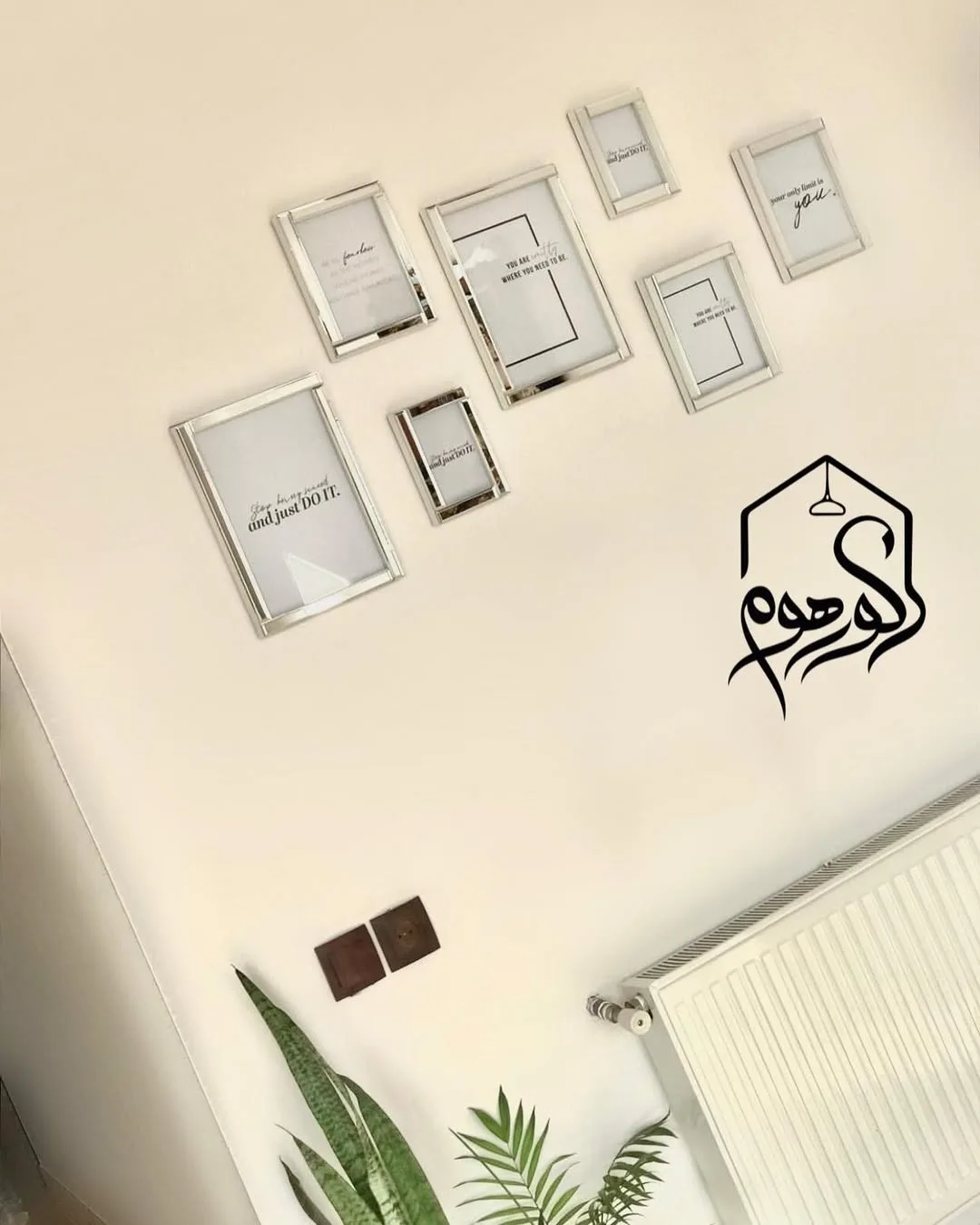 قاب عکس آینه‌ای سه سایز، رنگ سفید، مشکی و قهوه‌ای، جنس چوب، فلز و شیشه، مستطیلی دیواری