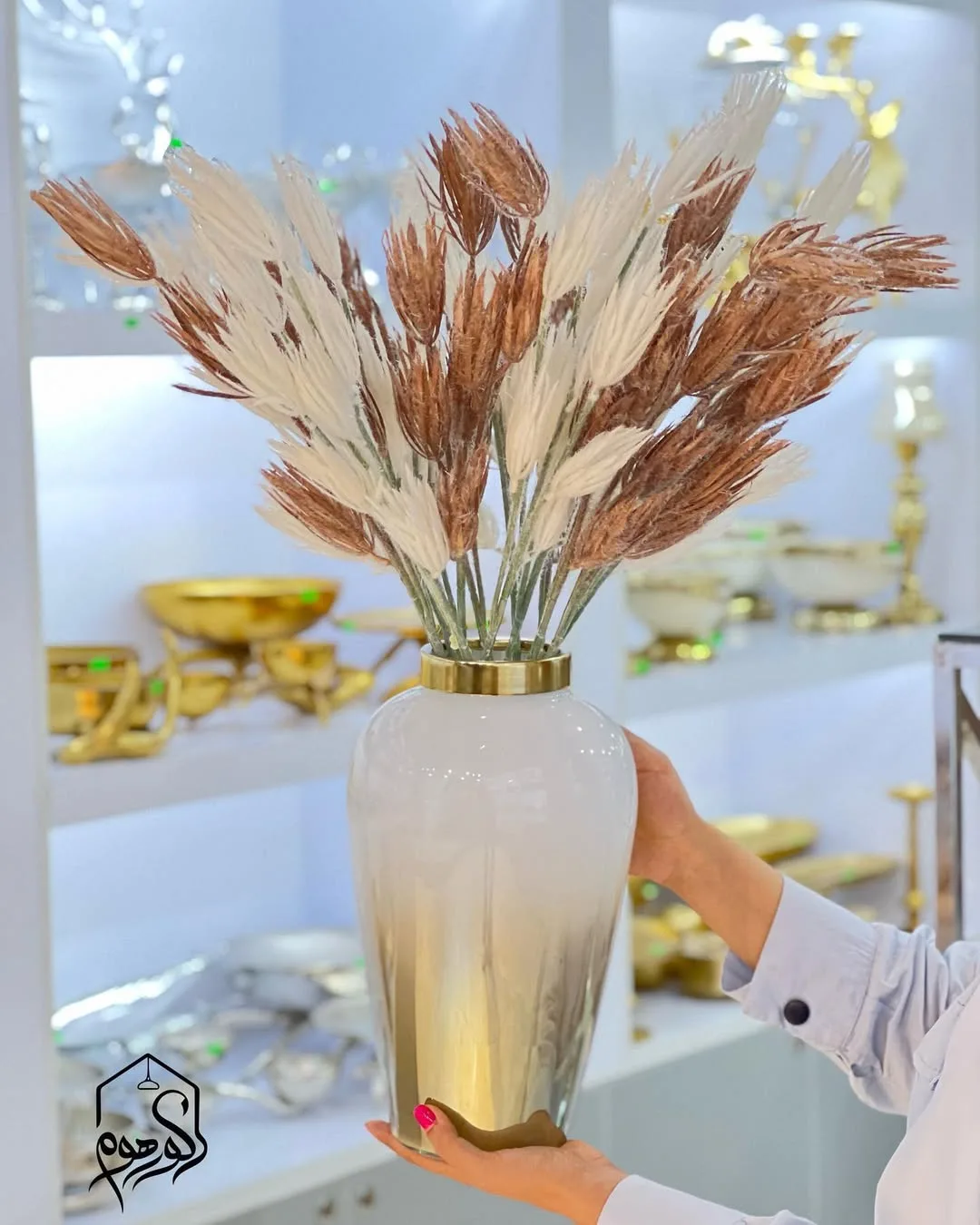 گلدان ۳۲ سانتی، رنگ سفید، طلایی و قهوه‌ای، جنس شیشه و فلز، استوانه‌ای با دهانه طلایی