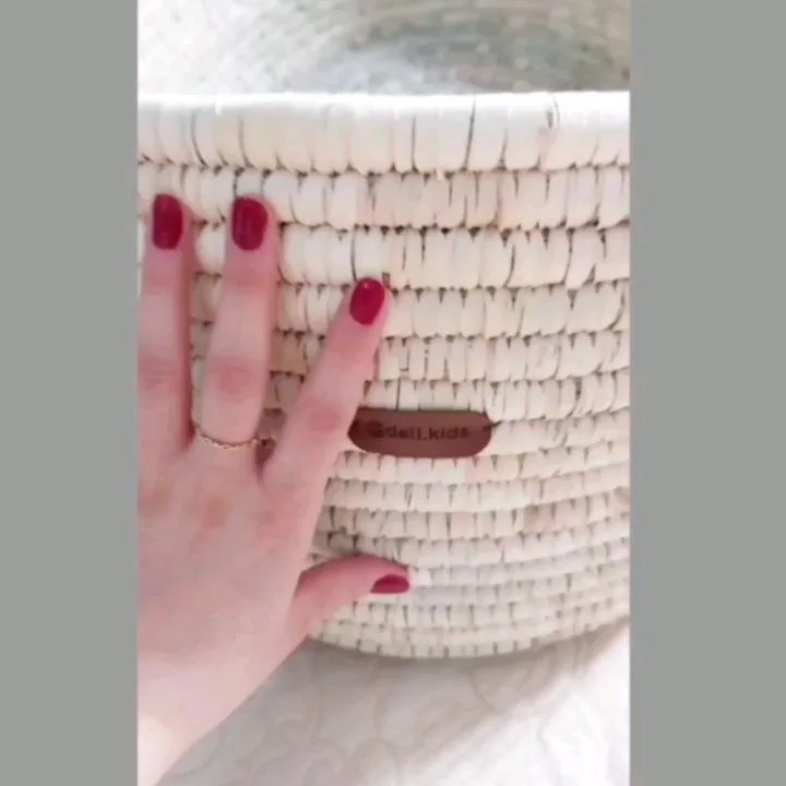 سبد کری کات بافت، رنگ کرم، جنس حصیری و چوب، استوانه‌ای دسته‌دار