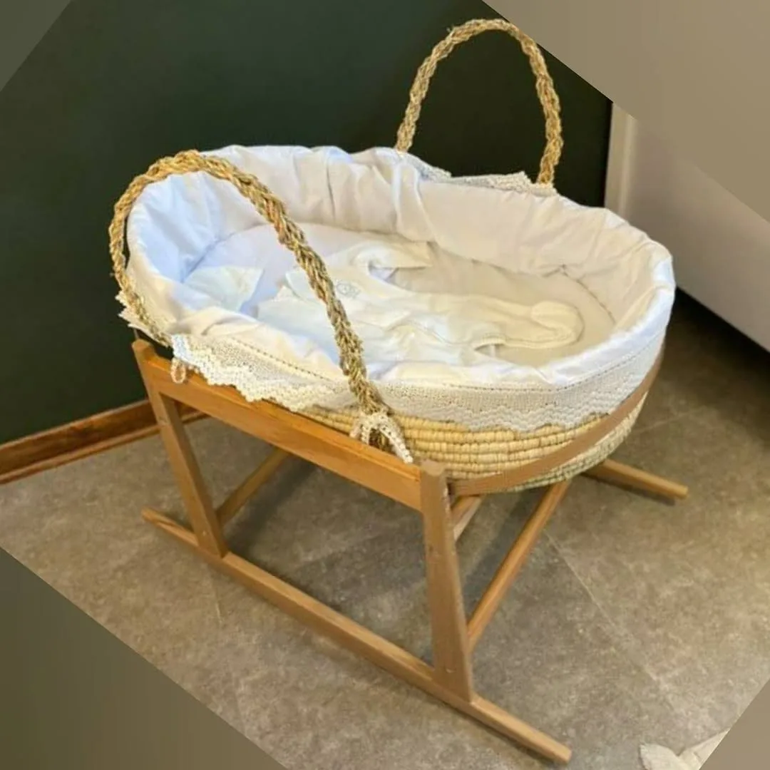 گهواره نوزاد دل کیدز، رنگ کرم و سفید، جنس چوب، حصیری و پارچه، پایه‌دار گهواره‌ای